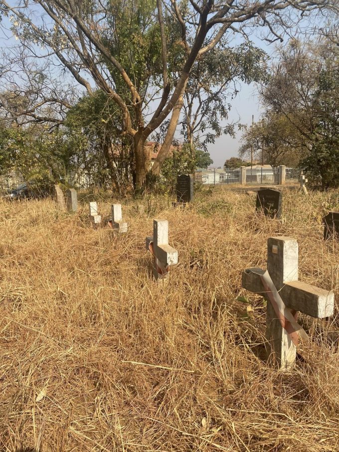 Cmentarz w Kadoma (Gatooma) koło szpitala